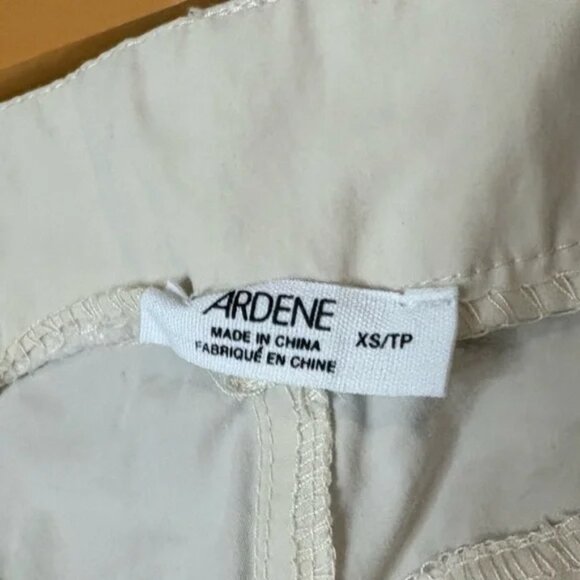 Trendy off-white cargo pants with practical pockets. Ideal for everyday style. - Picture 4 of 7